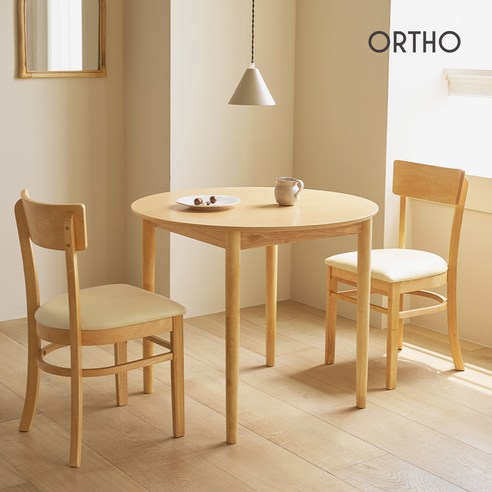 좁은 공간에 감성과 실용성을 더하는 올쏘 헤이 원형 원목 2인용 식탁