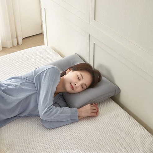 고급 소재와 숙면을 위한 낮은 경추 디자인을 한꺼번에 챙기세요.