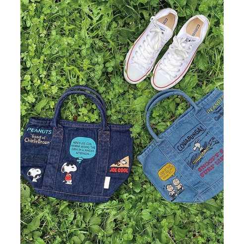 레트로한 데님 토트백에 사랑스러운 스누피 캐릭터 자수 장식