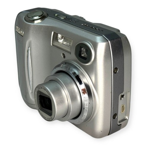 니콘 COOLPIX 4100: 은빛 카메라로 디지털 시대의 향수를 담다