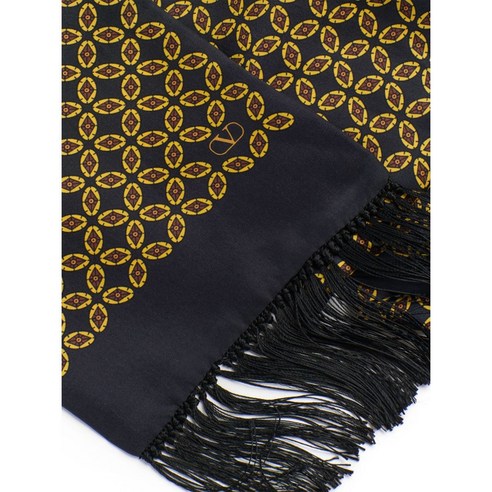 평범한 겨울 코디에 럭셔리 한 방울, 발렌티노 스카프