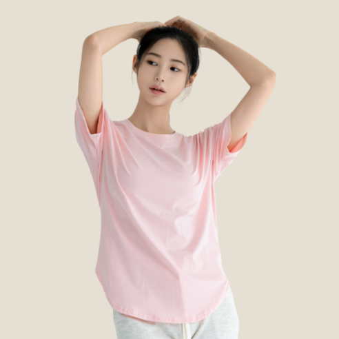 운동 중 세련되고 편안한 핏을 제공하는 루나인 찰랑 슬림핏 반팔티