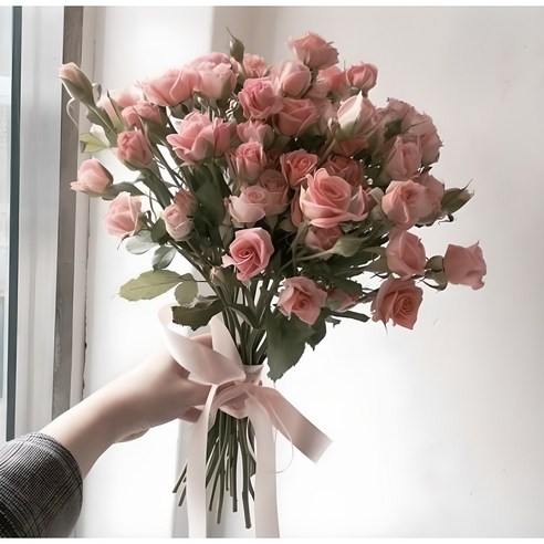 시들한 일상에 활짝 핀 생기, 핑크 미니 장미 한 단의 마법 장미