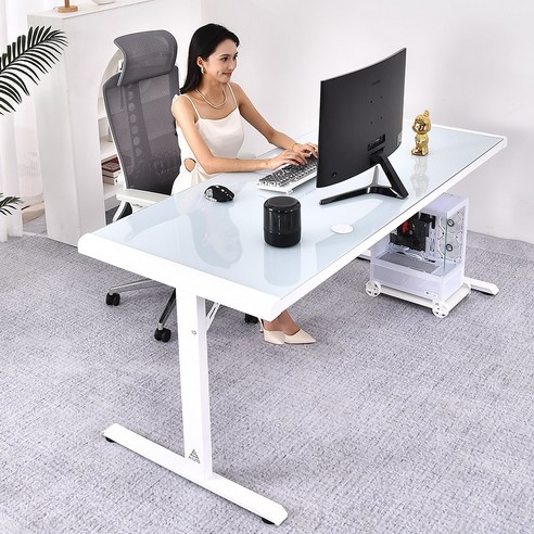 강화유리 상판과 다목적 활용성이 돋보이는 아우스 AUS 책상