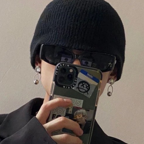 세련된 스타일을 완성하는 레트로 캣츠아이 선글라스