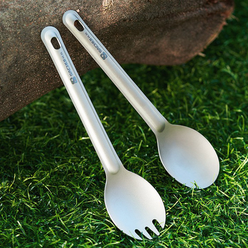 가볍고 강한 티타늄 스푼으로 즐기는 완벽한 아웃도어 식사