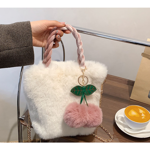귀여운 체리 디자인과 포근한 퍼 소재로 제작된 은창의 러블리 포근 체리 퍼 가방은 겨울에 따뜻하게 착용할 수 있는 핸드백입니다.