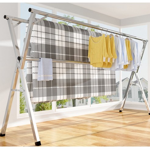 단단한 스테인리스 재질로 제작된 빨래 이불건조대