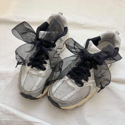 쉬폰 신발끈으로 밋밋한 운동화에 개성을 더하다