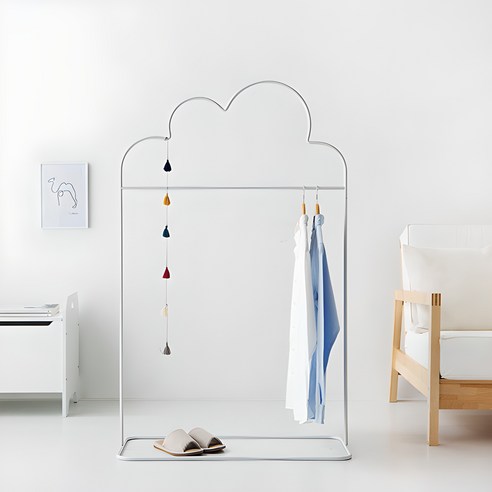 공간을 밝히는 실용적인 선택, 마켓비 KURUM 스탠드 행거 유아행거