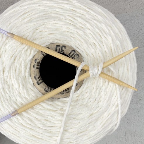 포근한 손길로 완성하는 꿈결 같은 작품, 메가 코튼 100% (아이보리) 콘사 니트컨테이너