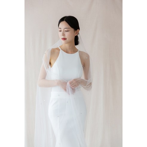 미니멀한 슬림드레스입니다. 백트임 포인트로 유니크함을 더해주었습니다.