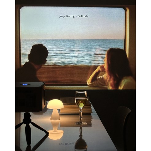 거실을 최첨단 홈 시나마로 변화시키는 4K 고화질 LCD 프로젝터