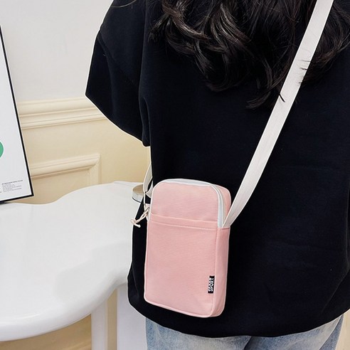 작지만 강력한 매력, 캐주얼 미니 크로스백으로 완성하는 자유로운 일상