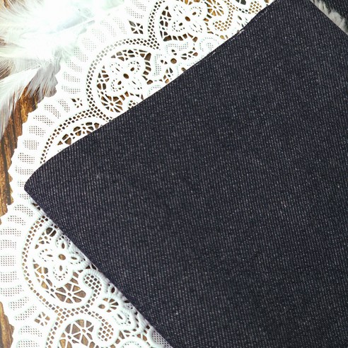 부드러움과 스타일을 담은 코튼면청지 인디고 블랙 데님