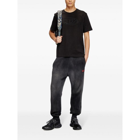 따뜻함과 스타일을 모두 잡은 디젤 T어저스트 티셔츠, 겨울에도 당신의 패션을 완성하세요.