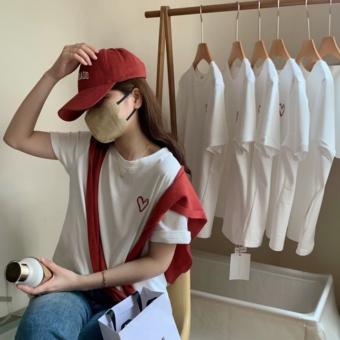 편안하고 스타일리시한 여성을 위한 하트 모양 베이직 티셔츠