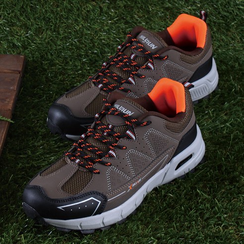 편안하고 내구성 있는 슈앤필 남성 경량 등산화로 자연의 아름다움을 안락하게 탐험하세요.