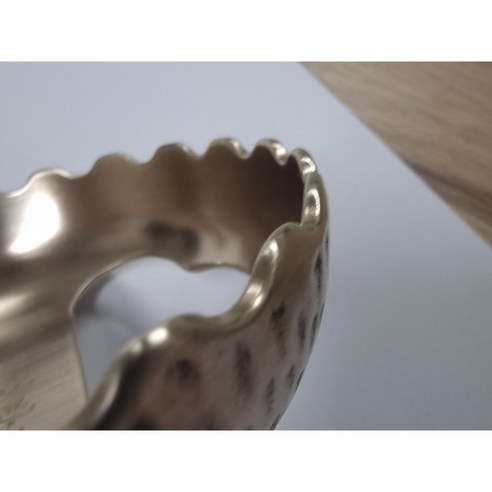 황금빛 손길로 전하는 힐링, 안성방짜 유기 괄사