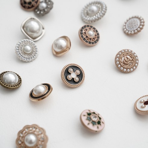 고급스러운 스타일을 완성하는 빈티지 단추