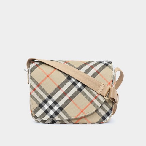 영원한 클래식, 아이의 스타일을 완성하는 버버리 키즈 매신저백