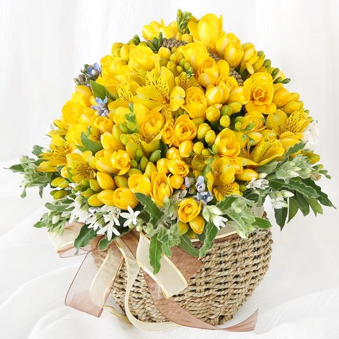 향기로운 프리지아를 담은 우아한 당일 수령 꽃바구니