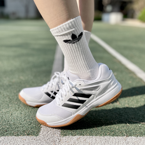 코트 위를 지배하는 우아한 움직임, 아디다스 SPCI 인도어화 아디다스배드민턴화