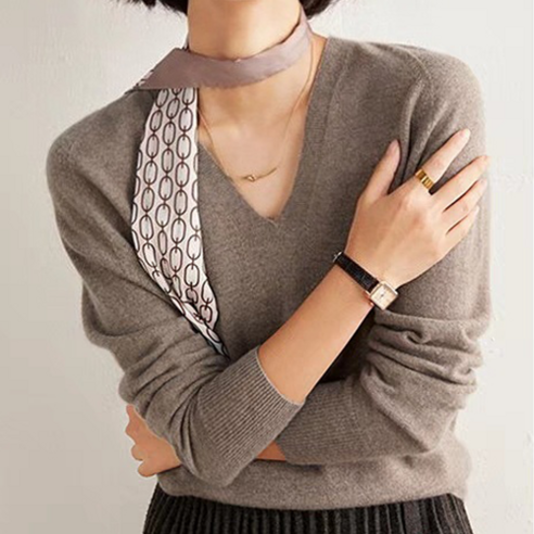 고품질 소재와 세련된 디자인으로 여성들에게 많은 사랑을 받고 있는 글램 여성 브이넥 니트 티셔츠