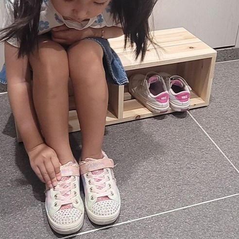 현관에 온기를 더하다: 우드나인 원목 유아 현관 벤치 와이드형 리뷰 아기신발장의자