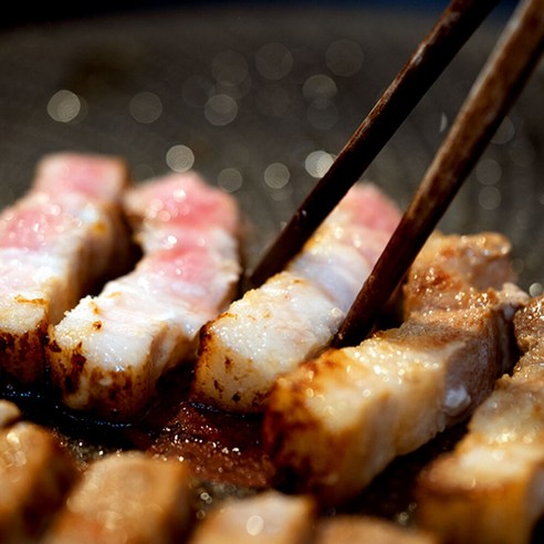 숙성된 풍미로 미식 경험을 업그레이드하는 NEW 와르르 벽돌 삼겹살