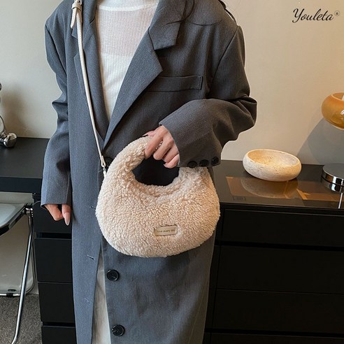 고급스러운 밍크 퍼와 실용성이 완벽하게 조화된 유레타 반달백 뽀글이 크로스 털가방