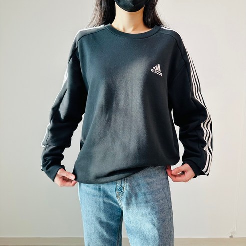 아디다스의 세련된 디자인과 편안한 핏을 가진 간절기 스웨트셔츠