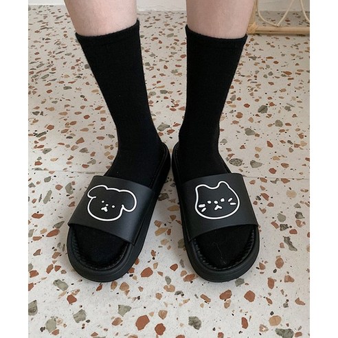 착화감 좋은 캐릭터 슬리퍼로 발을 편안하게 감싸세요.