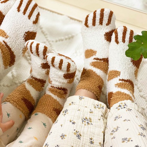 포근한 꿈나라 여행, 사랑스러운 고양이 양말과 함께!