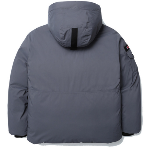 아이더의 스투키 플렉스 다운 자켓은 가볍고 따뜻한 착용감을 제공합니다.