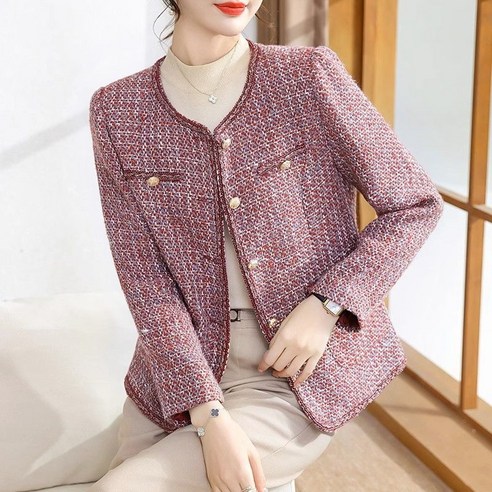 중년 여성의 우아함과 편안함을 위한 트위드 자켓