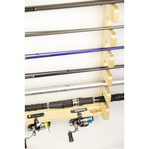 낚시대와 릴을 깔끔하게 정리하고 손쉽게 접근할 수 있는 원목 낚시대 릴 거치대 벽걸이형