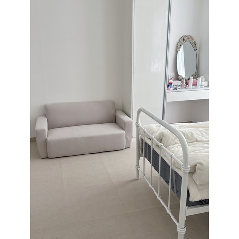 핑크빛 방염 타일 카페트로 쉽고 안전하게 공간에 생기를 불어넣으세요!