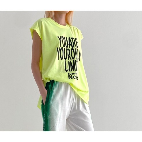 힙스터 감성 더하는 레이어드 롱캡 나시티, 자유로운 스타일 완성!