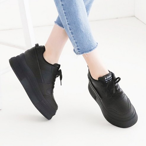 스타일과 편안함을 모두 갖춘 유니크9 여성 애쉬 키높이 통굽 운동화