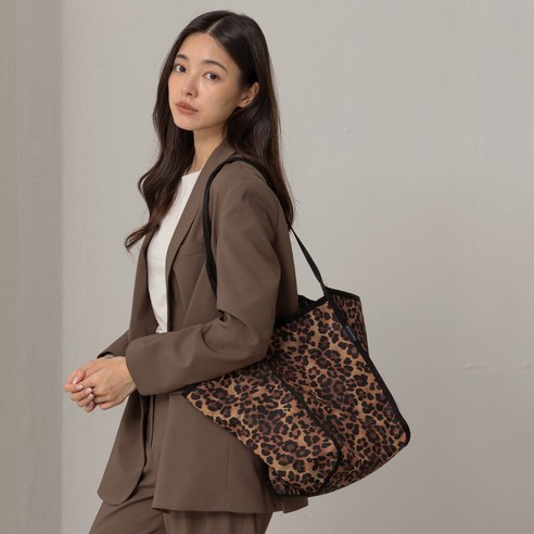 스타일과 실용성을 겸비한 레오파드 플라워 에코백