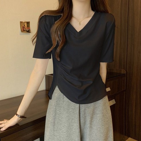 시원하고 스타일리시한 여름 스타일을 위한 여성 브이넥 반팔티