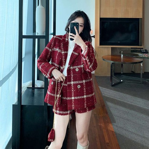 체크무늬 여성 정장 세트, 엣지패션 레드 자켓과 반바지로 완성한 오피스 룩 데코자켓 체크무늬 여성 정장 세트, 엣지패션 레드 자켓과 반바지로 완성한 오피스 룩 데코자켓
