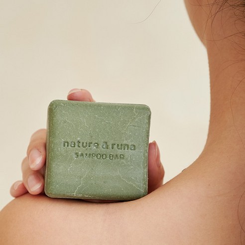 천연 성분으로 건강한 두피와 풍성한 모발을 위한 네이처앤루나 스칼프로즈마리 두피 모발 보습 샴푸바