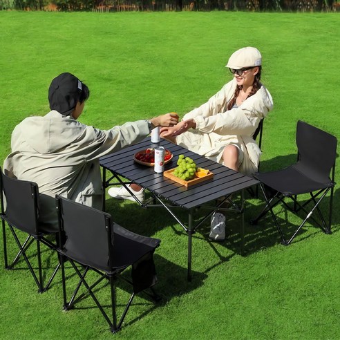 휴대성과 실용성을 모두 잡은 캠핑 테이블 의자 세트