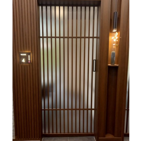 공간을 예술로 승화시키는 마법, 에렉스도어 3연동 간살 원슬라이딩 도어 간살중문