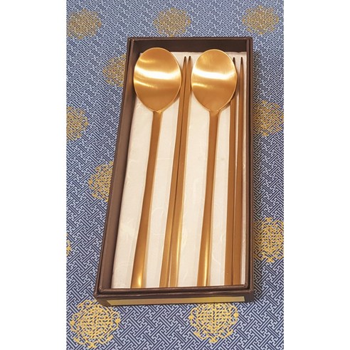 장인의 숨결이 깃든 식탁의 품격, 이봉주 방짜유기 공방 수저 1호