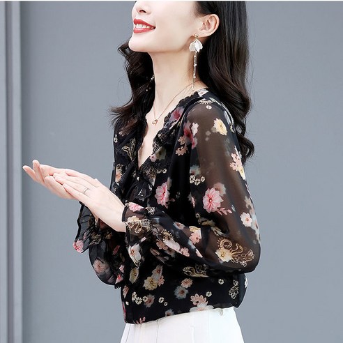 봄철 여성을 위한 섬세한 레이스 블라우스