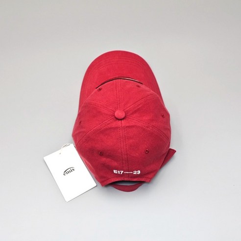 개성을 빛내는 EMIS 톤 온 톤 와펜 볼 캡, 당신의 스타일에 특별함을 더하세요.