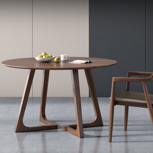 좁은 집도 카페처럼! 아늑한 원목 원형 테이블로 공간 효율성과 감성적인 분위기를 동시에 잡아보세요.